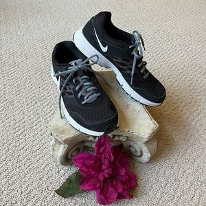 Size 8.5 Nike Air Relentless 4 Black White Sneaker Tennis Shoe